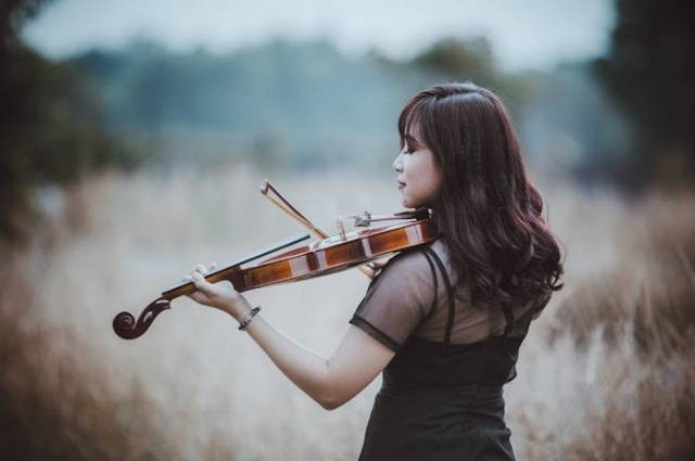 Ilustrasi dasar bermain biola klasik, sumber foto: Khoa Võ by pexels.com
