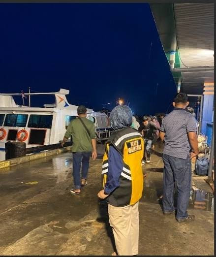 Foto Pengawasan Kedatangan Kapal dan Penumpang di Pelabuhan (Sumber : Dok. Pribadi)