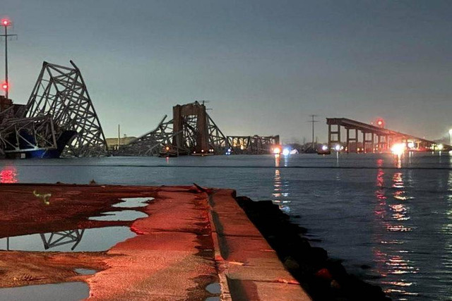 Jembatan Francis Scott Key setelah runtuh, di Baltimore, Maryland, Amerika Serikat, Selasa (26/3/2024). Foto: Harford County MD Fire & EMS/via REUTERS