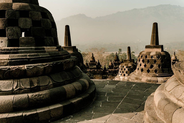 Relief candi Borobudur yang berisi kumpulan sajak tentang perbuatan sang buddha terdapat pada. Foto hanya ilustrasi, bukan yang sebenarnya. Sumber: Pexels/Adrian Campillos