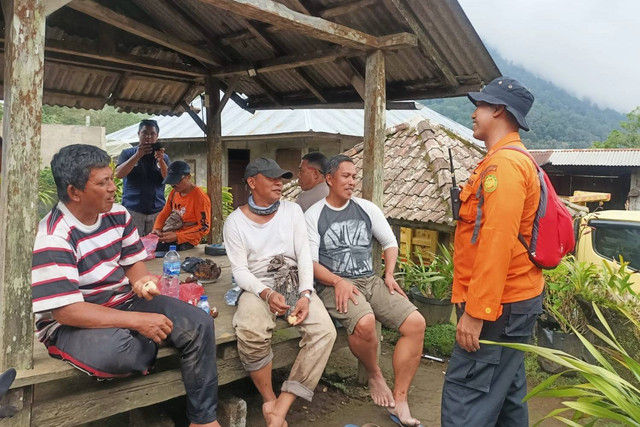 4 bapak-bapak yang tersesat di Gunung Sanghyang Bali, Selasa (26/3/2024). Foto: Dok. Basarnas Bali