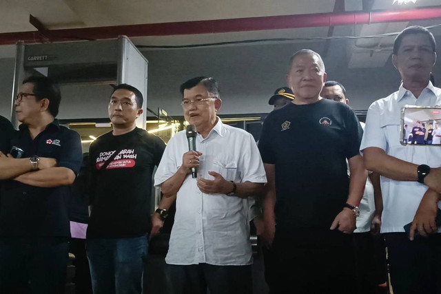 Ketua Umum Palang Merah Indonesia (PMI), Jusuf Kalla meninjau kegiatan donor darah di Jakarta International Stadium (JIS), Jakarta Utara, Selasa (26/3) Foto: Fadlan Nuril Fahmi/kumparan
