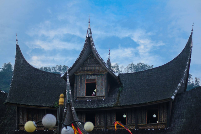 Ilustrasi Keunikan Arsitektur Rumah Gadang. Sumber: Unsplash.com/Anggri Yulio