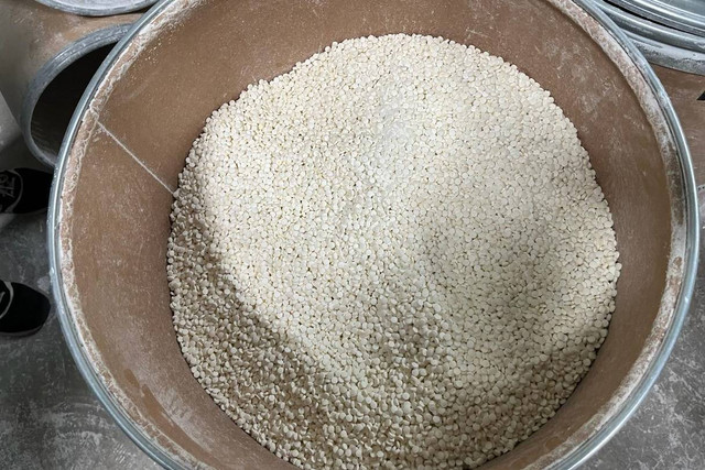 Situasi pabrik obat terlarang atau pil koplo di Kota Semarang, Jawa Tengah yang di digerebek oleh Badan Pengawas Obat dan Makanan (BPOM) bersama Badan Intelejen Negara (BIN) dan Badan Intelejen Strategis (BAIS), Selasa (26/3/2024). Foto: Intan Alliva Khansa/kumparan