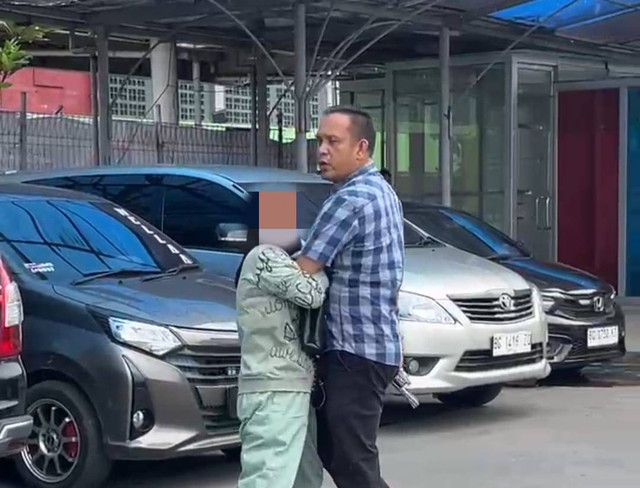 Aiptu Fandri saat melakukan penganiayaan terhadap 2 debt collector di Palembang menggunakan senpi dan sangkur, Foto : Istimewa