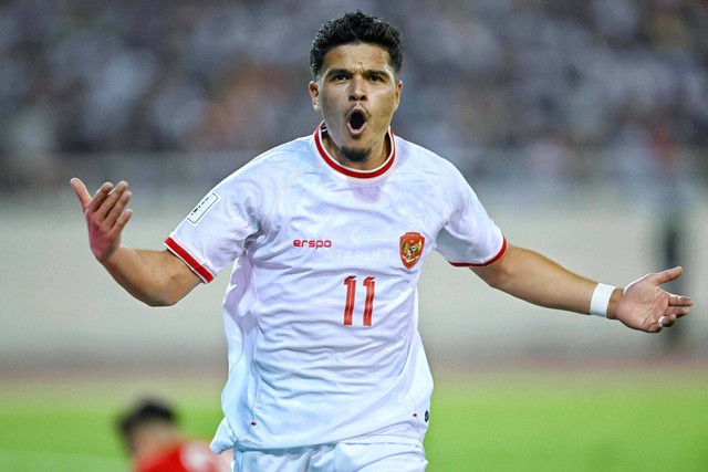 Ragnar Oratmangoen dari Indonesia melakukan selebrasi setelah mencetak gol pada pertandingan sepak bola kualifikasi AFC Piala Dunia FIFA 2026 antara Vietnam dan Indonesia di Stadion Nasional My Dinh di Hanoi, Selasa (26/3/2024). Foto: AFP