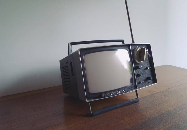Penemuan Televisi merupakan Dampak Positif di Bidang Komunikasi. Sumber Unsplash/Possessed Photography