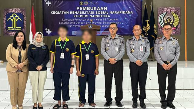 Foto bersama usai pembukaan kegiatan Rehabilitasi Sosial Khusus Narkotika di Lapas Tondano.