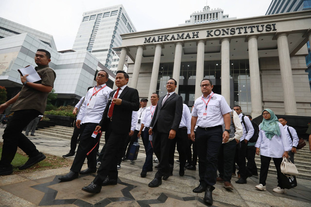 Paslon nomor urut 01 Anies Baswedan dan Muhaimin Iskandar menghadiri sidang perdana perselisihan hasil Pemilu (PHPU) atau Pilpres 2024 di Gedung Mahkamah Konstitusi, Jakarta, Rabu (27/3/2024). Foto: Aditia Noviansyah/kumparan