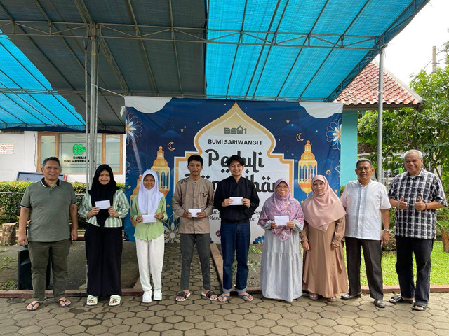 Kepedulian sosial warga untuk berbagi beasiswa bagi warga sekitar (sumber: foto pribadi).