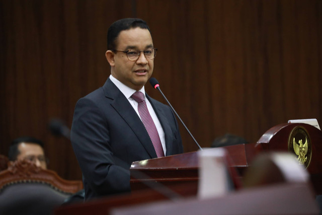 Capres Anies Baswedan membuka pokok-pokok permohonannya pada sidang perdana perselisihan hasil Pemilu (PHPU) atau Pilpres 2024 di Gedung Mahkamah Konstitusi, Jakarta, Rabu (27/3/2024). Foto: Aditia Noviansyah/kumparan