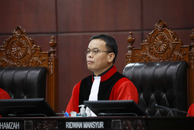 Hakim Konstitusi M Guntur Hamzah mengikuti sidang perdana perselisihan hasil Pemilu (PHPU) atau Pilpres 2024 di Gedung Mahkamah Konstitusi, Jakarta, Rabu (27/3/2024). Foto: Aditia Noviansyah/kumparan