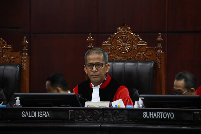 Wakil Ketua Hakim Konstitusi Saldi Isra mengikuti sidang perdana perselisihan hasil Pemilu (PHPU) atau Pilpres 2024 di Gedung Mahkamah Konstitusi, Jakarta, Rabu (27/3/2024). Foto: Aditia Noviansyah/kumparan