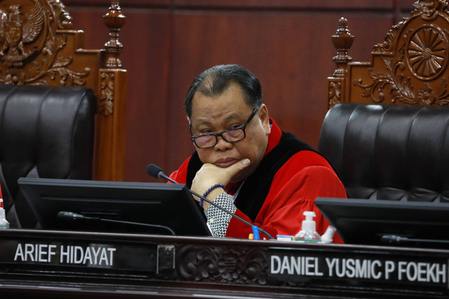 Hakim Konstitusi Arief Hidayat mengikuti sidang perdana perselisihan hasil Pemilu (PHPU) atau Pilpres 2024 di Gedung Mahkamah Konstitusi, Jakarta, Rabu (27/3/2024). Foto: Aditia Noviansyah/kumparan