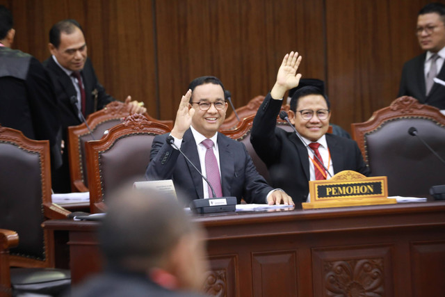 Paslon nomor urut 01 Anies Baswedan dan Muhaimin Iskandar mengikuti sidang perdana perselisihan hasil Pemilu (PHPU) atau Pilpres 2024 di Gedung Mahkamah Konstitusi, Jakarta, Rabu (27/3/2024). Foto: Aditia Noviansyah/kumparan