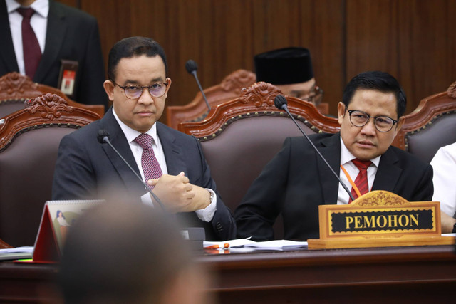 Paslon nomor urut 01 Anies Baswedan dan Muhaimin Iskandar mengikuti sidang perdana perselisihan hasil Pemilu (PHPU) atau Pilpres 2024 di Gedung Mahkamah Konstitusi, Jakarta, Rabu (27/3/2024). Foto: Aditia Noviansyah/kumparan