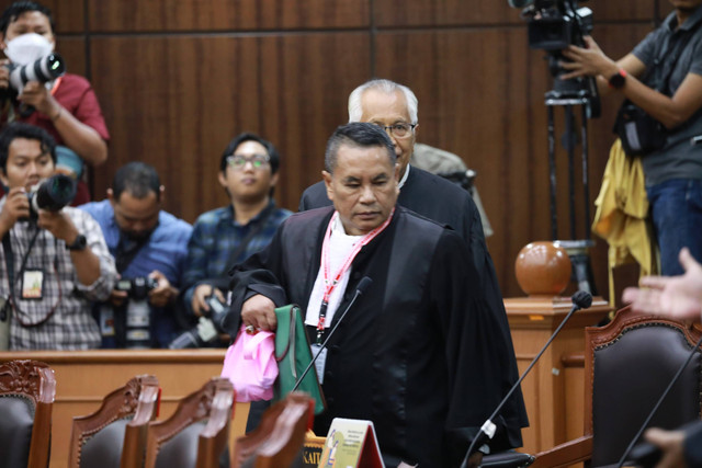 Anggota Tim Pembela Prabowo-Gibran Hotman Paris Hutapea dan OC Kaligis mengikuti sidang perdana perselisihan hasil Pemilu (PHPU) atau Pilpres 2024 di Gedung Mahkamah Konstitusi, Jakarta, Rabu (27/3/2024). Foto: Aditia Noviansyah/kumparan
