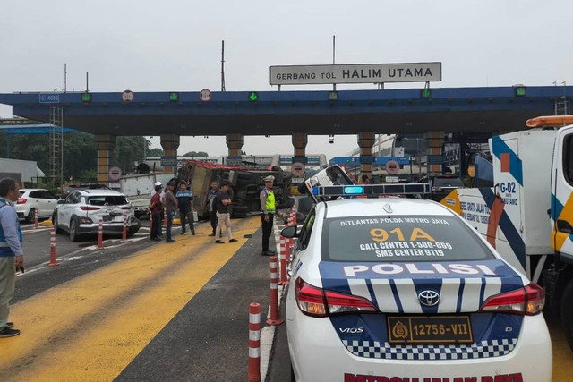 Kecelakaan beruntun di depan Gerbang Tol Halim, Jakarta, Rabu (27/3/2024). Foto: Instagram/@tmcpoldametro