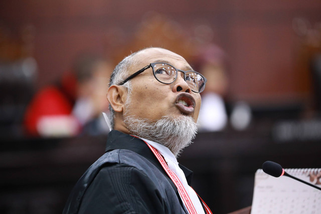 Bambang Widjojanto mengikuti sidang perdana perselisihan hasil Pemilu (PHPU) atau Pilpres 2024 di Gedung Mahkamah Konstitusi, Jakarta, Rabu (27/3/2024). Foto: Aditia Noviansyah/kumparan