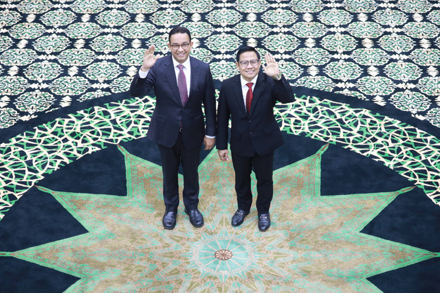 Paslon nomor urut 01 Anies Baswedan dan Muhaimin Iskandar foto bersama usai mengikuti sidang perdana perselisihan hasil Pemilu (PHPU) atau Pilpres 2024 di Gedung Mahkamah Konstitusi, Jakarta, Rabu (27/3/2024). Foto: Aditia Noviansyah/kumparan
