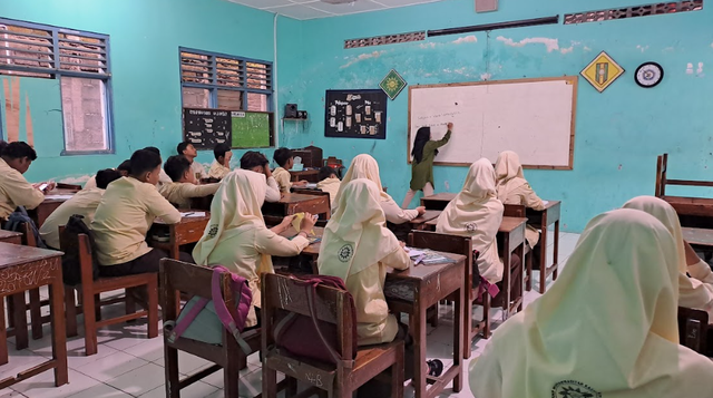 Media Flashcard Jadi Alat Efektif Siswa SMP Kuasai Grammar Bahasa Inggris