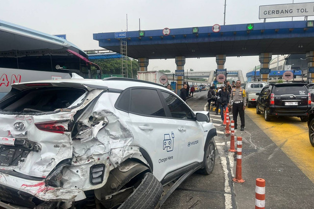 Dirlantas Polda Metro Jaya mengecek kondisi GT Halim Utama usai kecelakaan beruntun 7 kendaraan. Foto: Dok. Istimewa