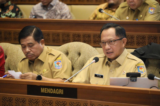 Mendagri Tito karnavian menghadiri Rapat Kerja Komisi II DPR RI dengan agenda Evaluasi Tahapan Pemilu Serentak 2024 di Ruang Rapat Komisi II DPR RI, Jakarta, Senin (25/3/2024). Foto: Kemendagri RI