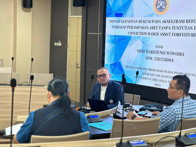 Shri Hardjuno Wiwoho memaparkan disertasinya di depan sidang. Foto: Dok. Istimewa