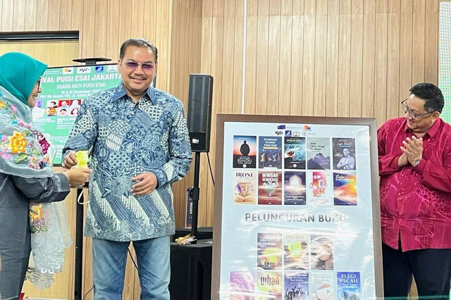 (Ketua Panitia Festival Puisi Esai Jakarta 2023 Fatin Hamama (kiri), Penggagas Puisi Esai Denny JA (tengah), dan Presiden Puisi Esai ASEAN Datuk Jasni Matlani (kanan). Foto: Alvian Yoga Yulianto)