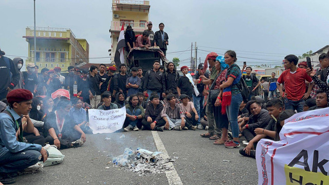 Demo di Polda Sumut, Rabu (27/3/2024). Foto: Tri Vosa/kumparan