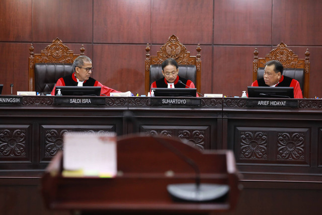 Ketua Mahkamah Konstitusi Suhartoyo (tengah), Wakil Ketua Mahkamah Konstitusi Saldi Isra dan Hakim Arief Hidayat saat sidang perdana perselisihan hasil Pemilu (PHPU) atau Pilpres 2024 di Gedung Mahkamah Konstitusi, Jakarta, Rabu (27/3/2024). Foto: Aditia Noviansyah/kumparan