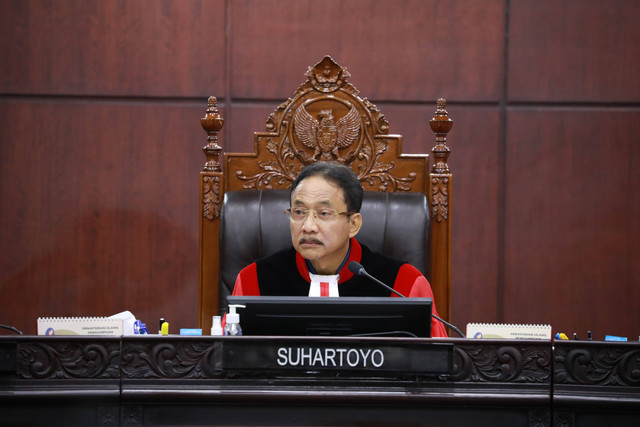 Ketua Hakim Konstitusi Suhartoyo mengikuti sidang perdana perselisihan hasil Pemilu (PHPU) atau Pilpres 2024 di Gedung Mahkamah Konstitusi, Jakarta, Rabu (27/3/2024). Foto: Aditia Noviansyah/kumparan