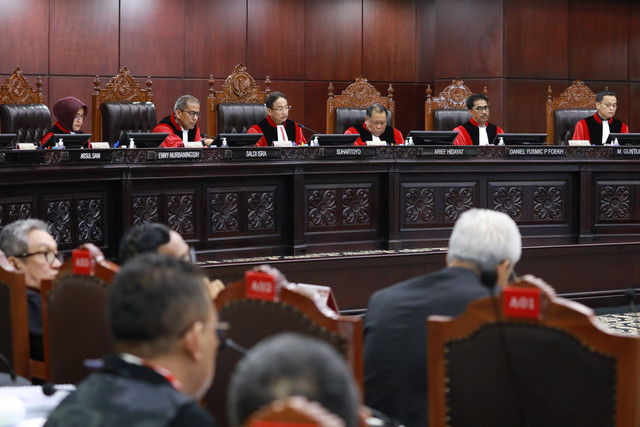 Ketua Hakim Konstitusi Suhartoyo mengikuti sidang perdana perselisihan hasil Pemilu (PHPU) atau Pilpres 2024 di Gedung Mahkamah Konstitusi, Jakarta, Rabu (27/3/2024). Foto: Aditia Noviansyah/kumparan