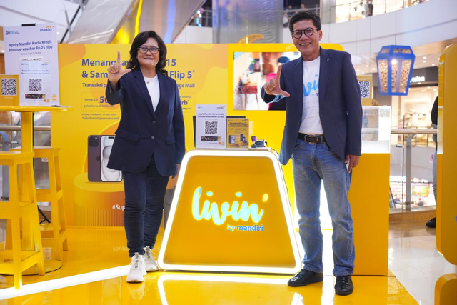 SEVP Micro & Consumer Finance Bank Mandiri, Saptari dan Direktur Jaya Real Property, Tina Santosa Hadisumarto dalam peluncuran Program Transaksi bagi nasabah yang bertransaksi di pusat perbelanjaan Bintaro Xchange Mall, Tangerang, Selasa (26/3/2024). Foto: Bank Mandiri