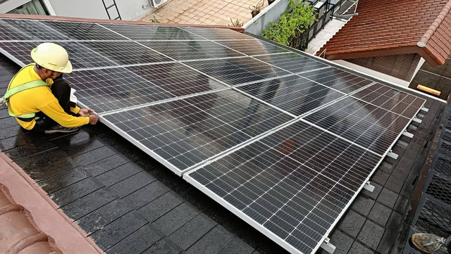 Pekerja SolarKita sedang melakukan pemasangan PLTS atap diperumahan. dok. istimewa 