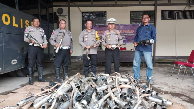 Kapolres Sekadau (tengah) menunjukkan ratusan knalpot brong yang diamankan Satlantas Polres Sekadau. Foto: Dina Mariana/Hi!Pontianak