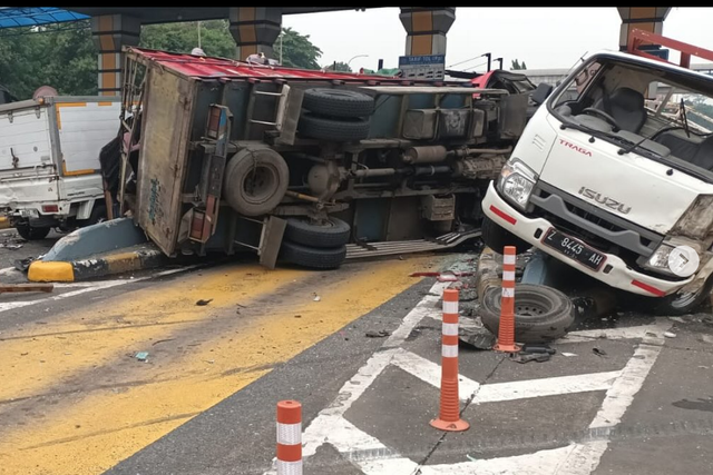 Truk (kiri) menjadi pemicu tabrakan beruntun di GT Halim UTama, Jakarta, Rabu (27/3/2024). Foto: Instagram/@tmcpoldametro