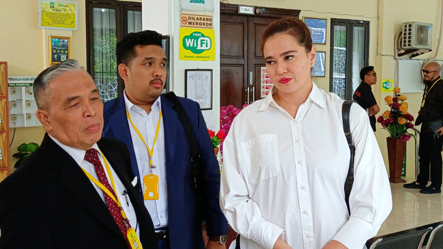 Catherine Wilson didampingi kuasa hukumnya di Pengadilan Agama Depok, Rabu (27/3/2024). Foto: Aprilandika Pratama/kumparan