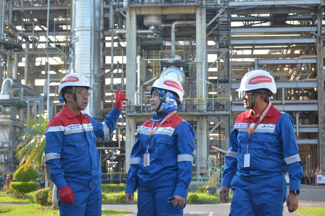 Direktur Utama PT Kilang Pertamina Internasional (KPI) Taufik Aditiyawarman mengecek kondisi kilang KPI untuk mengamankan stok energi jelang Lebaran 2024. Foto: KPI