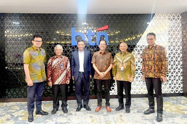 Direktur Utama Bank Tabungan Negara (BTN), Nixon Napitupulu (tiga dari kiri) beserta jajaran foto bersama usai kerja sama BTN dan LPEI. Foto: LPEI