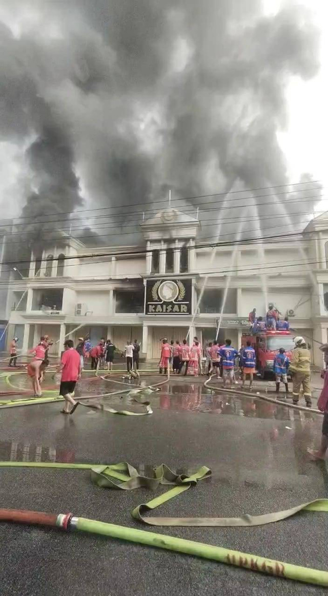 Petugas damkar berupaya memadamkan api. Foto: Dok. Hi!Pontianak