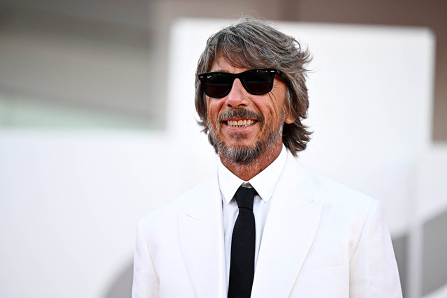 Pierpaolo Piccioli berpose saat sesi pemotretan film "Priscilla" yang dipersembahkan dalam kompetisi Festival Film Venesia ke-80 Foto: GABRIEL BOUYS / AFP