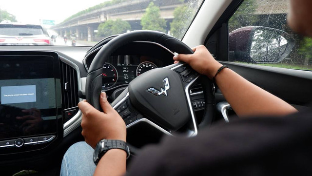 Test Drive Wuling Almaz, posisi tangan yang benar saat menggenggam setir Foto: Aditya Pratama Niagara/kumparanOTO