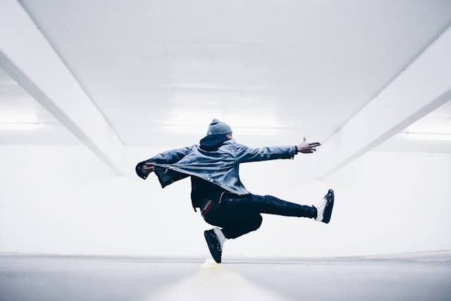 Tips Belajar Menari Hip-Hop untuk Pemula. Foto Hanya Ilustrasi. Sumber Foto: Unsplash.com/Drew Dizzy Graham