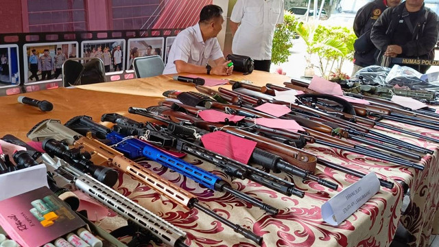 Pers rilis kasus kepemilikan senpi ilegal di Polda Jabar pada Rabu (27/3). Foto: Rachmadi Rasyad/kumparan