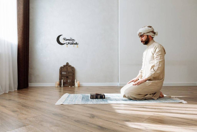 Salah satu ibadah yang sangat dianjurkan untuk dilaksanakan pada bulan Ramadan adalah salat Witir. Foto: Pexels.com