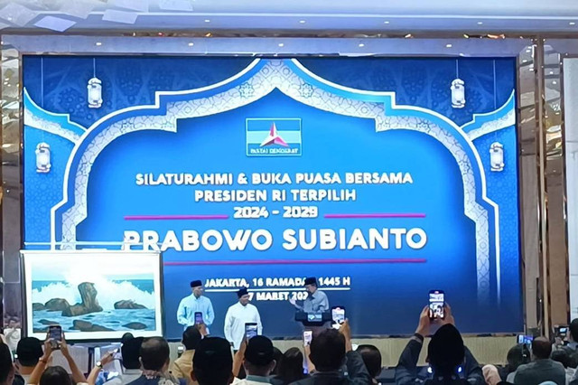 Ketua Majelis Tinggi Partai Demokrat, Susilo Bambang Yudhoyono (SBY)  menyerahkan lukisan hasil karyanya kepada capres peraih suara terbanyak, Prabowo Subianto, Rabu (27/3).  Foto: Zamachsyari/kumparan