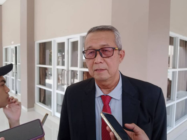 Penjabat (Pj) Wali Kota Cirebon, Agus Mulyadi, saat memberikan keterangan pers. Foto: Tarjoni/Ciremaitoday