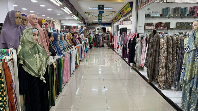 Suasana di Pasar Beringharjo, Yogyakarta, bagian toko pakaian muslim pada pekan ketiga Bulan Ramadan. Foto: Rochmad Nur Hidayat/Pandangan Jogja