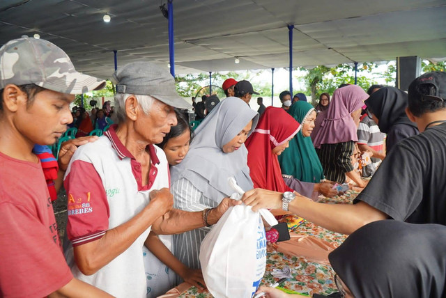 Dalam rangka bulan suci Ramadan 1445 H, PT Jasa Marga (Persero) Tbk kembali menggelar pasar 1.000 paket sembako murah dan bazar UMKM untuk masyarakat di Kabupaten Brebes, Jawa Tengah, Senin (25/3/2024). Foto: Dok. Jasa Marga